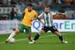 Australiens Mathew Leckie (l) steht zum zehnten Mal bei einem WM-Spiel auf dem Platz.