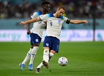 Englands Harry Kane spielt den Ball, dahinter Bukayo Saka.