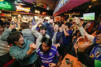 In Japan herrscht nach den Siegen gegen Deutschland und Spanien WM-Euphorie - wie hier in einer Sportsbar in Tokio. In Japan herrscht nach den Siegen gegen Deutschland und Spanien WM-Euphorie - wie hier in einer Sportsbar in Tokio.