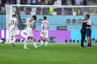 Spieler aus den USA stehen nach dem Spiel enttäuscht auf dem Spielfeld. Spieler aus den USA stehen nach dem Spiel enttäuscht auf dem Spielfeld.