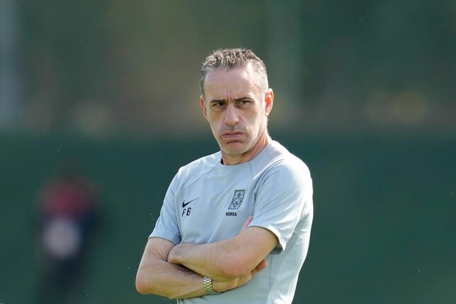 Hätte im WM-Achtelfinale die Brasilianer ohne Neymar als Gegner: Südkoreas Trainer Paulo Bento blickt während des Trainings auf seine Spieler.