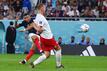 Kylian Mbappe (l) erzielt das 2:0 für Frankreich gegen Polen.