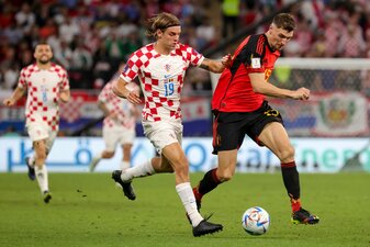 Gegen Japan wohl nicht dabei: Kroatiens Borna Sosa (M) im Spiel gegen Belgien in Aktion.