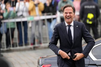 Mark Rutte, der Ministerpräsident der Niederlande, liefert sich ein spaßiges Twitter-Duell mit US-Präsident Joe Biden. Mark Rutte, der Ministerpräsident der Niederlande, liefert sich ein spaßiges Twitter-Duell mit US-Präsident Joe Biden.