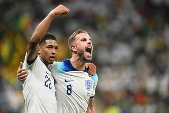 Englands Torschütze Jordan Henderson jubelt nach seinem Treffer zum 1:0 gegen Senegal mit Jude Bellingham. Englands Torschütze Jordan Henderson jubelt nach seinem Treffer zum 1:0 gegen Senegal mit Jude Bellingham.