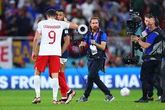 Nach dem Spiel umarmt Robert Lewandowski (l) Frankreichs Doppeltorschützen Kylian Mbappé. Nach dem Spiel umarmt Robert Lewandowski (l) Frankreichs Doppeltorschützen Kylian Mbappé.