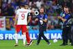 Nach dem Spiel umarmt Robert Lewandowski (l) Frankreichs Doppeltorschützen Kylian Mbappé.
