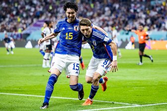 Japans Ritsu Doan (r) jubelt mit Daichi Kamada nach seinem Tor zum 1:1. Japans Ritsu Doan (r) jubelt mit Daichi Kamada nach seinem Tor zum 1:1.