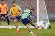 Brasiliens Neymar (r) und Thiago Silva trainieren.