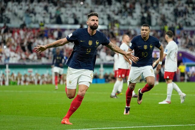 Frankreichs Olivier Giroud (l) jubelt mit Kylian Mbappe nach seiem Führungstreffer zum 1-0.