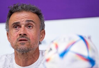 Spaniens Trainer Luis Enrique spricht zu Reportern während einer Pressekonferenz. Spaniens Trainer Luis Enrique spricht zu Reportern während einer Pressekonferenz.