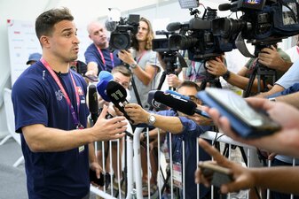 Der Schweizer Mittelfeldspieler Xherdan Shaqiri spricht in der Mixed Zone zu Medienvertretern. Der Schweizer Mittelfeldspieler Xherdan Shaqiri spricht in der Mixed Zone zu Medienvertretern.
