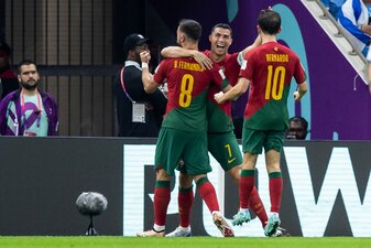 Portugals Bruno Fernandes (l) jubelt nach seinem Tor zum 1:0 gegen Uruguay mit Cristiano Ronaldo (M) und Bernardo Silva (r). Portugals Bruno Fernandes (l) jubelt nach seinem Tor zum 1:0 gegen Uruguay mit Cristiano Ronaldo (M) und Bernardo Silva (r).