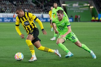 Dortmunds Donyell Malen (l) im Zweikampf mit Wolfsburgs Jakub Kaminski. Dortmunds Donyell Malen (l) im Zweikampf mit Wolfsburgs Jakub Kaminski.