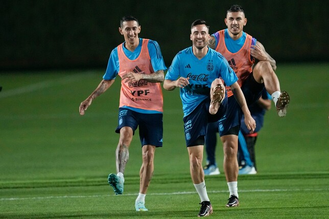 Argentiniens Angel Di Maria (l-r), Nicolas Tagliafico und Leandro Paredes bei der Erwärmung zu Trainingsbeginn.