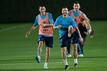 Argentiniens Angel Di Maria (l-r), Nicolas Tagliafico und Leandro Paredes bei der Erwärmung zu Trainingsbeginn.