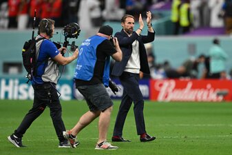 Englands Trainer Gareth Southgate läuft nach dem Sieg gegen den Senegal über den Rasen und applaudiert dem Publikum. Englands Trainer Gareth Southgate läuft nach dem Sieg gegen den Senegal über den Rasen und applaudiert dem Publikum.
