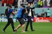 Englands Trainer Gareth Southgate läuft nach dem Sieg gegen den Senegal über den Rasen und applaudiert dem Publikum.