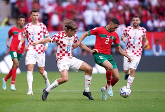 Marokkos Achraf Hakimi (r) und Kroatiens Borna Sosa kämpfen um den Ball. Marokkos Achraf Hakimi (r) und Kroatiens Borna Sosa kämpfen um den Ball.