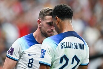 Englands Jordan Henderson (l) jubelt nach seinem Tor zum 1-0 gegen den Senegal mit Jude Bellingham.