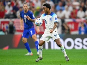 Englands Raheem Sterling spielt den Ball. Englands Raheem Sterling spielt den Ball.