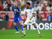 Englands Raheem Sterling spielt den Ball.