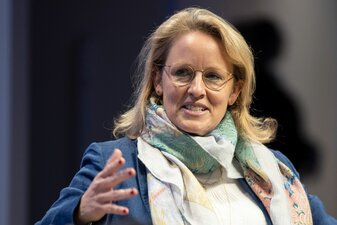 Donata Hopfen ist seit dem 1. Januar 2022 Vorsitzende der Geschäftsführung der Deutschen Fußball Liga. Donata Hopfen ist seit dem 1. Januar 2022 Vorsitzende der Geschäftsführung der Deutschen Fußball Liga.