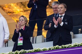 Donata Hopfen (l), Vorsitzende der DFL-Geschäftsführung, und Hans-Joachim Watzke (r) bei einem Spiel der deutschen Auswahl im Stadion. Donata Hopfen (l), Vorsitzende der DFL-Geschäftsführung, und Hans-Joachim Watzke (r) bei einem Spiel der deutschen Auswahl im Stadion.