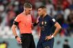 Schiedsrichter Matthew Conger spricht mit Frankreichs Kylian Mbappe.