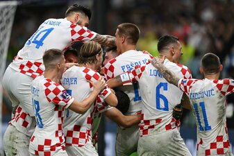 Die kroatischen Spieler feiern ihren Torhüter Dominik Livakovic. Die kroatischen Spieler feiern ihren Torhüter Dominik Livakovic.