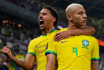 Brasiliens Richarlison (r) und Marquinhos feiern das 3:0 gegen Südkorea. Brasiliens Richarlison (r) und Marquinhos feiern das 3:0 gegen Südkorea.