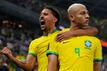 Brasiliens Richarlison (r) und Marquinhos feiern das 3:0 gegen Südkorea.