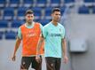 Rúben Dias (l) wünscht sich in der Debatte um Kapitän Cristiano Ronaldo mehr Einheit.