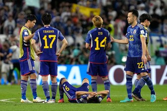 Japans Spieler stehen nach dem entscheidenden Elfmeter auf dem Platz.