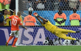 Im WM-Halbfinale 2014 hält Argentiniens Torhüter Sergio Romero einen Elfmeter von Wesley Sneijder. Im WM-Halbfinale 2014 hält Argentiniens Torhüter Sergio Romero einen Elfmeter von Wesley Sneijder.