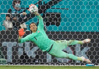Der Schweizer Torwart Yann Sommer soll bei Manchester United auf dem Wunschzettel stehen. Der Schweizer Torwart Yann Sommer soll bei Manchester United auf dem Wunschzettel stehen.