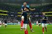 Olivier Giroud (unten) jubelt mit Kylian Mbappe über ein Tor für Frankreich.