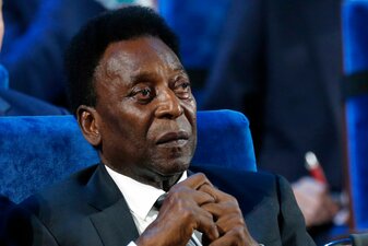 Pelé geht es nach einer Atemwegserkrankung im Zusammenhang mit einer Corona-Infektion etwas besser. Pelé geht es nach einer Atemwegserkrankung im Zusammenhang mit einer Corona-Infektion etwas besser.