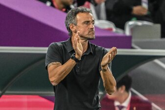 Spaniens Trainer Luis Enrique gestikuliert während der Partie gegen Marokko. Spaniens Trainer Luis Enrique gestikuliert während der Partie gegen Marokko.