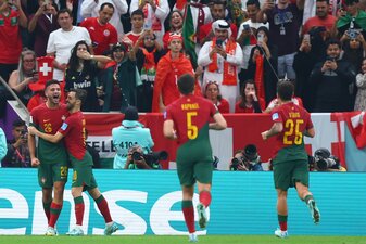 Portugals Goncalo Ramos (l) jubelt nach seinem Tor zum 5:1.