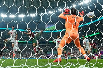 Der Schweizer Torhüter Yann Sommer (r) musste im Spiel gegen Portugal sechs Mal hinter sich greifen. Der Schweizer Torhüter Yann Sommer (r) musste im Spiel gegen Portugal sechs Mal hinter sich greifen.