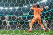 Der Schweizer Torhüter Yann Sommer (r) musste im Spiel gegen Portugal sechs Mal hinter sich greifen.