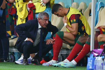 Portugals Trainer Fernando Santos spricht kurz vor dessen Einwechselung mit Cristiano Ronaldo. Portugals Trainer Fernando Santos spricht kurz vor dessen Einwechselung mit Cristiano Ronaldo.