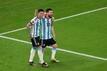 Die Argentinier Enzo Fernandez (l) und Lionel Messi jubeln gemeinsam nach einem Tor.