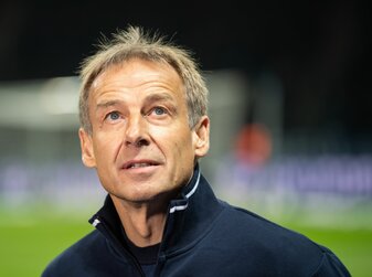 Der ehemalige Bundestrainer Jürgen Klinsmann ist Mitglied der Technischen Studiengruppe der FIFA. Der ehemalige Bundestrainer Jürgen Klinsmann ist Mitglied der Technischen Studiengruppe der FIFA.