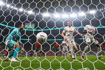 Der Schweizer Manuel Akanji (verdeckt) trifft zum zwischenzeitlichen 1:4.