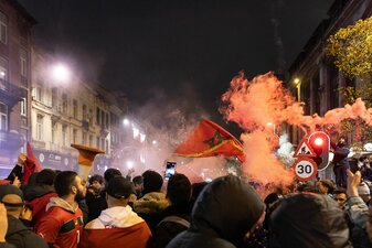 Marokko-Fans feiern in Brüssel nach dem Sieg ihrer Mannschaft im Elfmeterschießen. Marokko-Fans feiern in Brüssel nach dem Sieg ihrer Mannschaft im Elfmeterschießen.