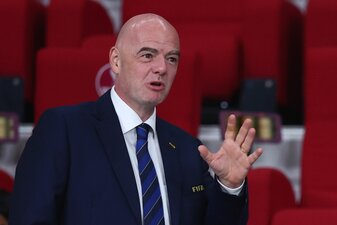 FIFA-Präsident Gianni Infantino steht im Chalifa International Stadion auf der Tribüne. FIFA-Präsident Gianni Infantino steht im Chalifa International Stadion auf der Tribüne.