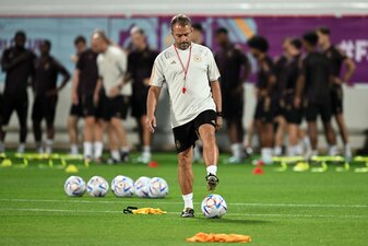 Deutschlands Bundestrainer Hansi Flick während einer Trainingseinheit mit der DFB-Auswahl. Deutschlands Bundestrainer Hansi Flick während einer Trainingseinheit mit der DFB-Auswahl.