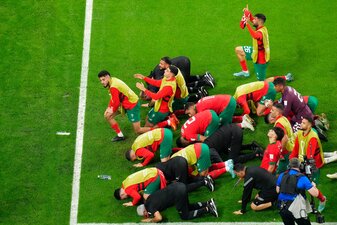 Marokkos Spieler jubeln nach dem Sieg über Spanien im Elfmeterschiessen. Marokkos Spieler jubeln nach dem Sieg über Spanien im Elfmeterschiessen.